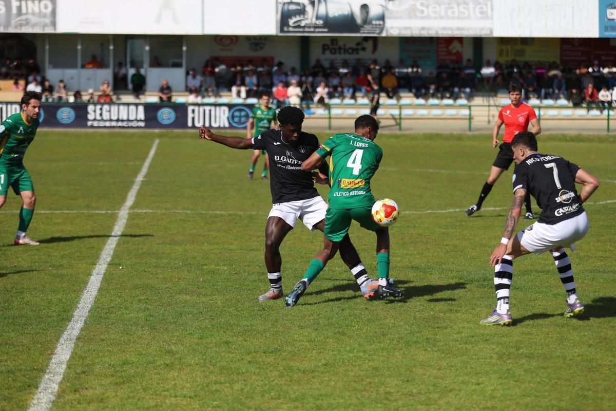 Babafemo trata de robar el balón a Jonatan Lopes, ayer, en La Eragudina.