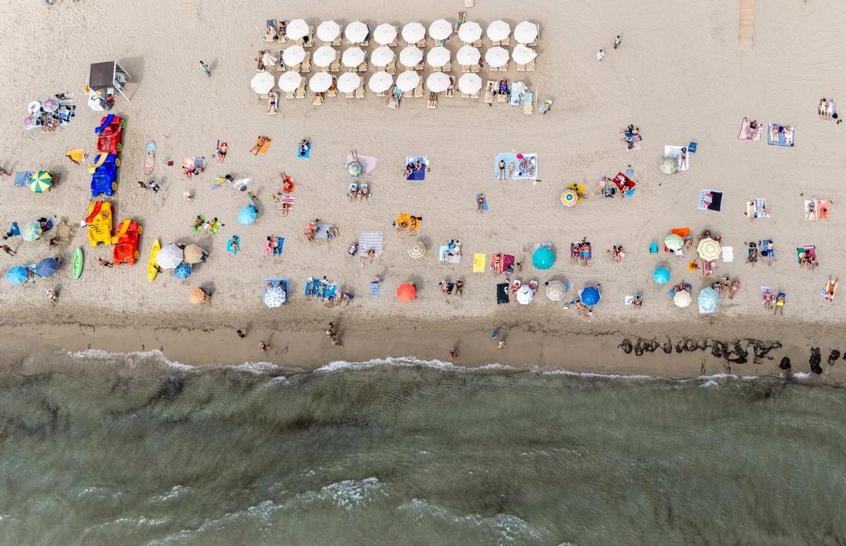 Así ha sido el primer fin de semana del otoño en la playa del Postiguet