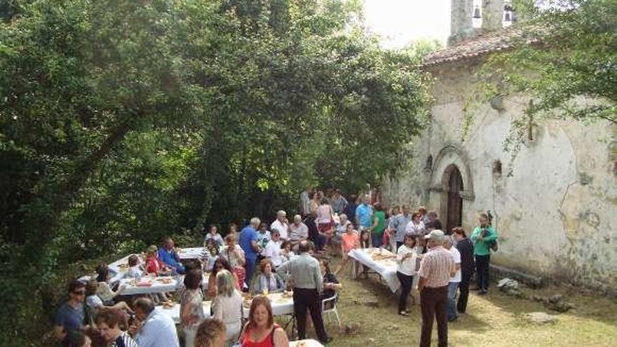 Comida campestre en Mestas de Con.