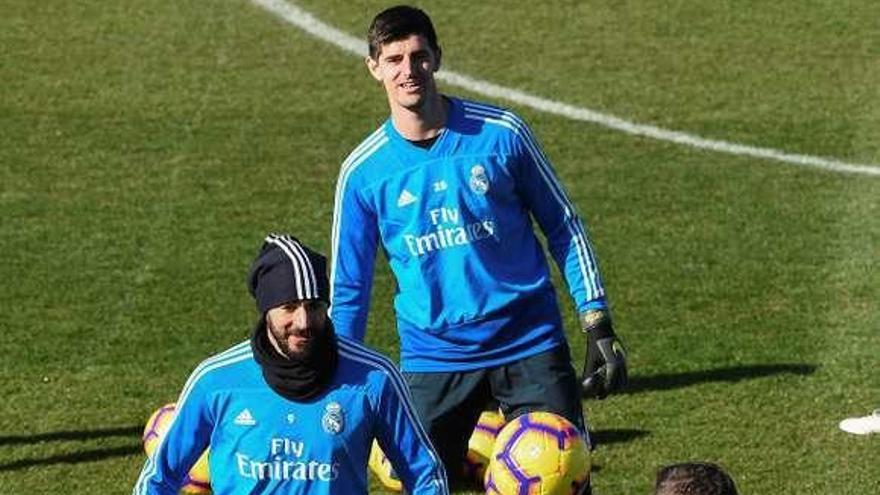 Benzema y Courtois, ayer en el entrenamiento de ayer.