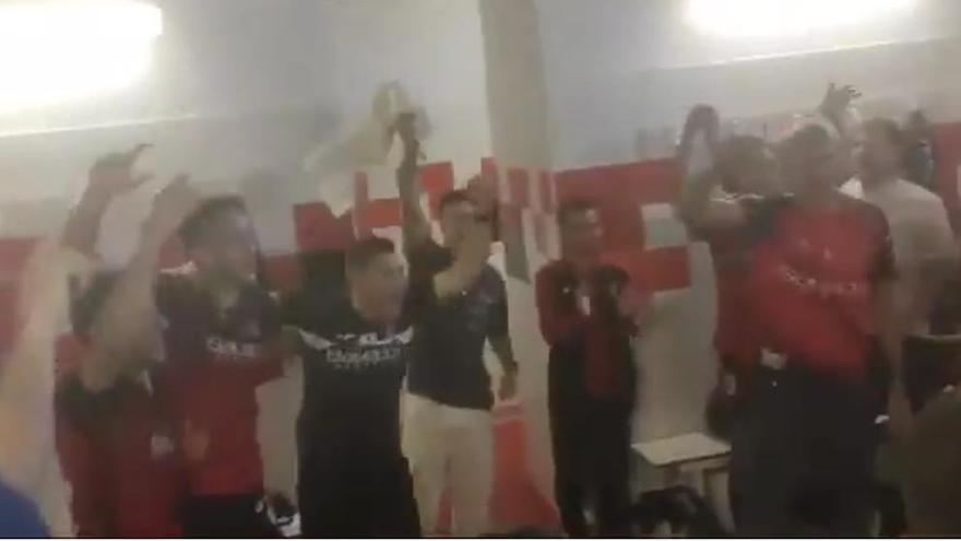 La plantilla y el cuerpo técnico del Salerm Puente Genil celebran la goleada al Utrera.