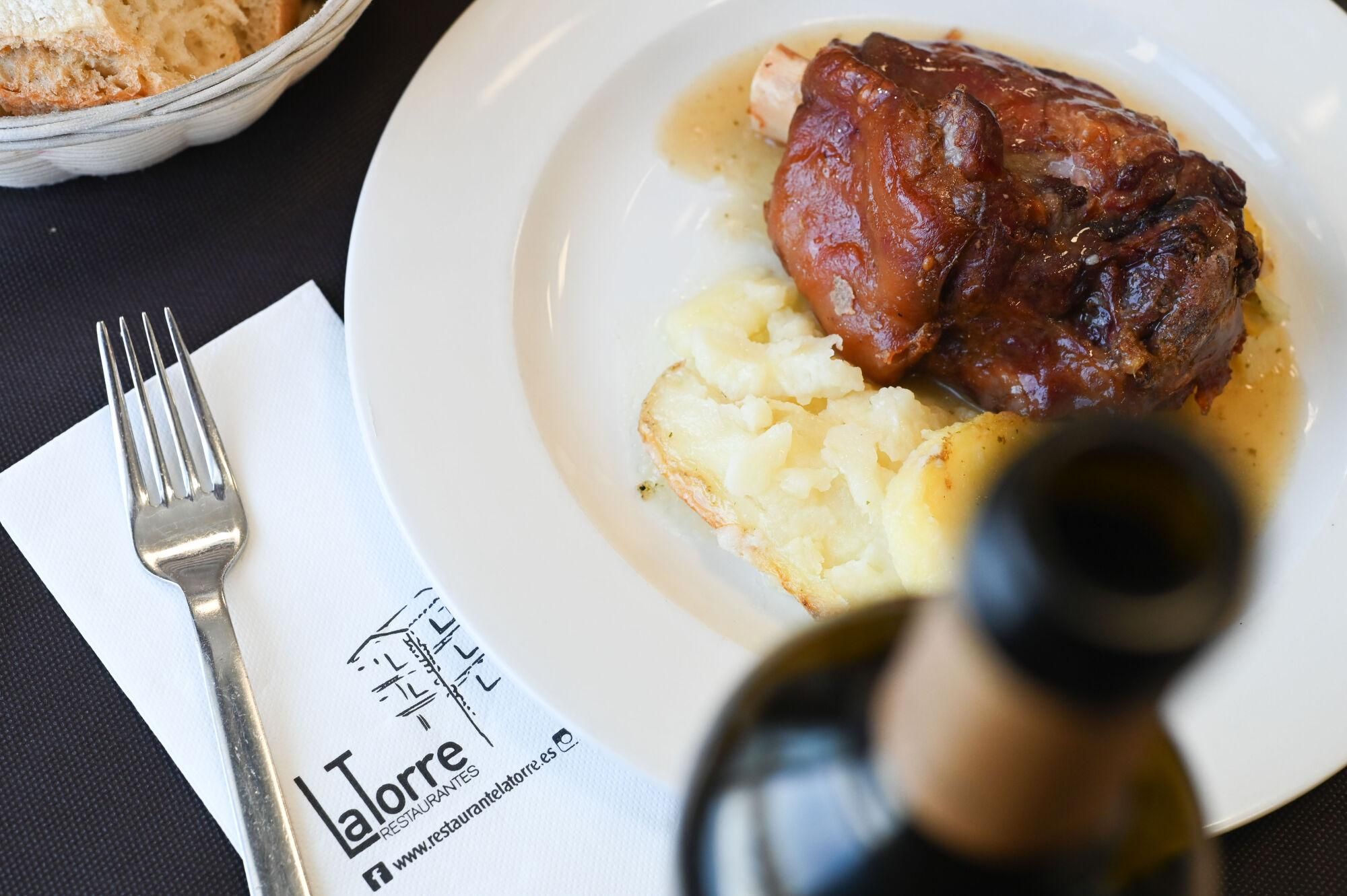 En imágenes | La Torre, el restaurante que triunfa en Malpica con 700 menús diarios y su famoso chuletón: "Viene gente de toda Zaragoza"