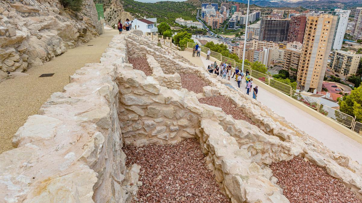 Imagen del &quot;castellum&quot; romano del Tossal, donde se aprecian los muros que dividían las estancias.