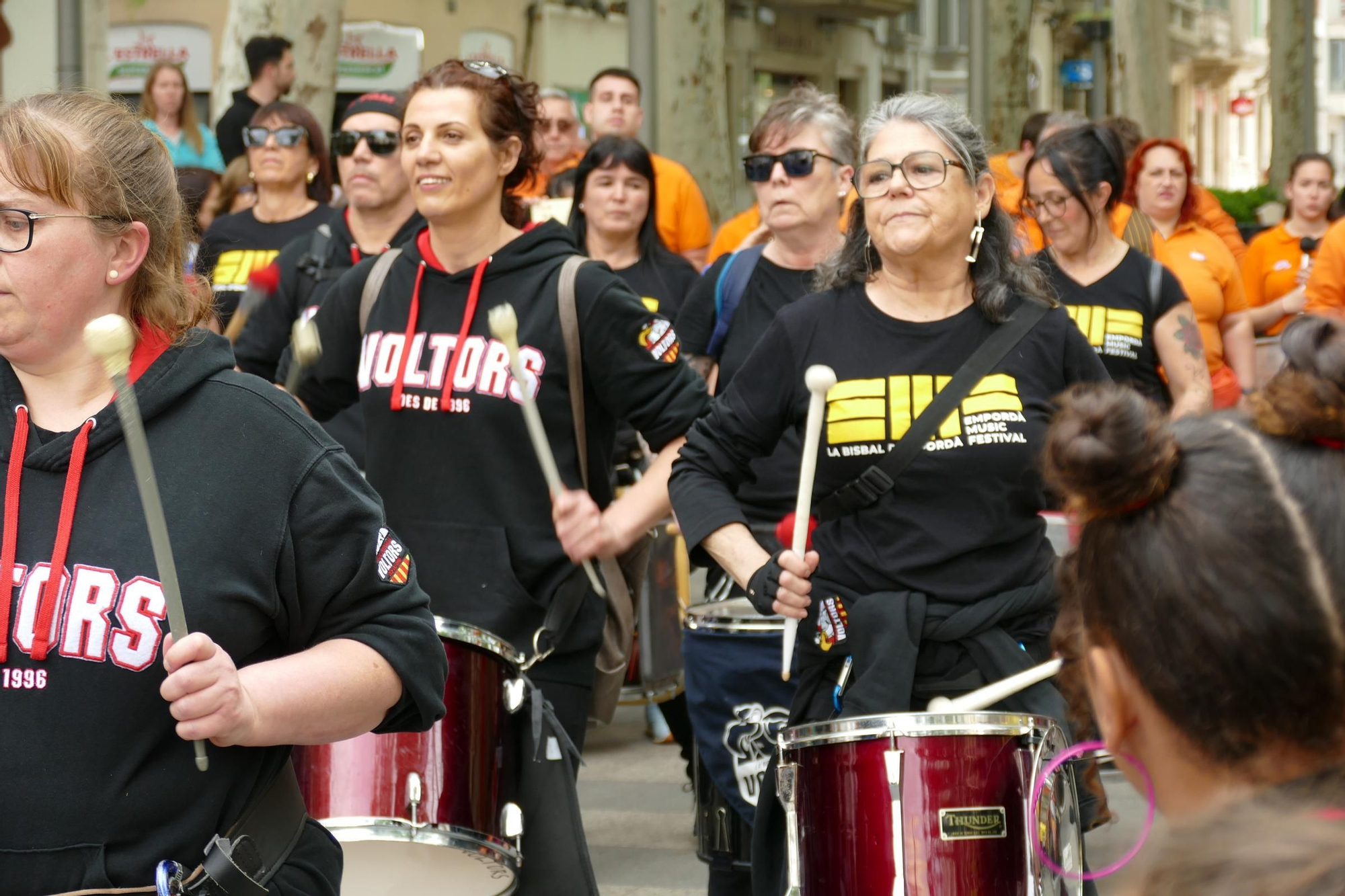 Figueres ressona amb una gran batucada de Santa Creu