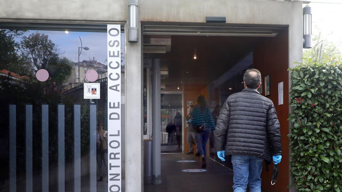 Un empleado público entrando en la Xunta.