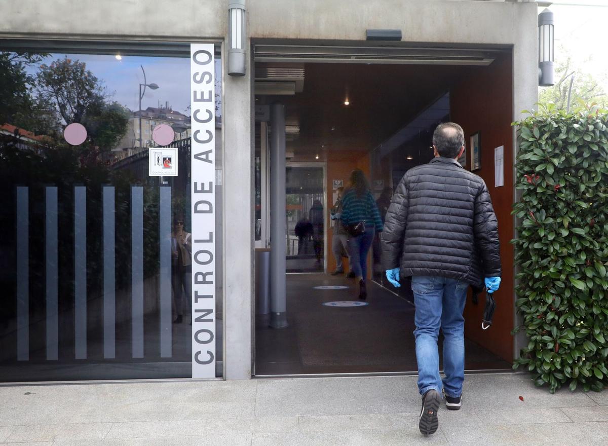 UN EMPLEADO PUBLICO ENTRANDO POR LA PUERTA DE CONTROL DE ACCESO A LA SEDE CENTRAL DE LA XUNTA EN SANTIAGO DE COMPOSTELA DURANTE LA CRISIS SANITARIA DEL CORONAVIRUS. CRISIS SANITARIA GLOBAL. PANDEMIA. VIRUS. COVID-19. ENFERMEDAD. ESTADO DE ALARMA. FUNCIONARIOS. VUELTA AL TRABAJO