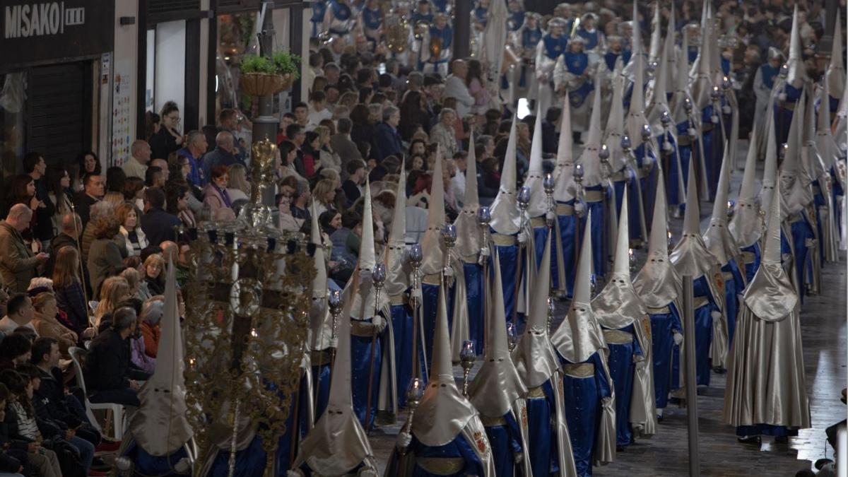Espectadores y penitentes en la procesión de La Piedad de Cartagena.