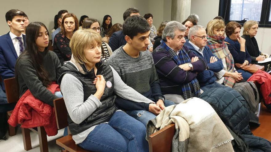 La madre y el hermano de Ana, durante el juicio.