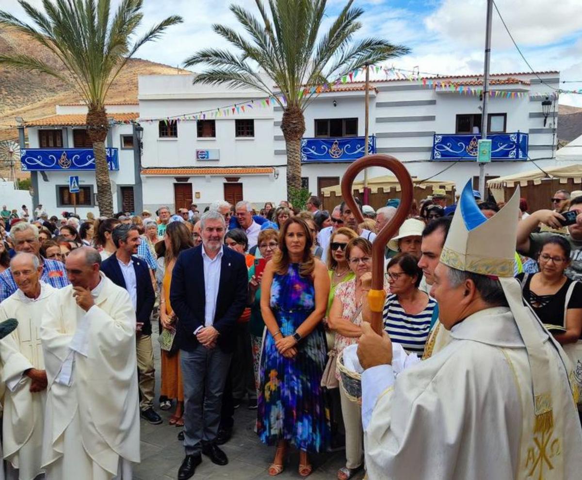 El presidente Clavijo y Lola García junto al Obispo Mazuelos. | | ONDA FTVA.