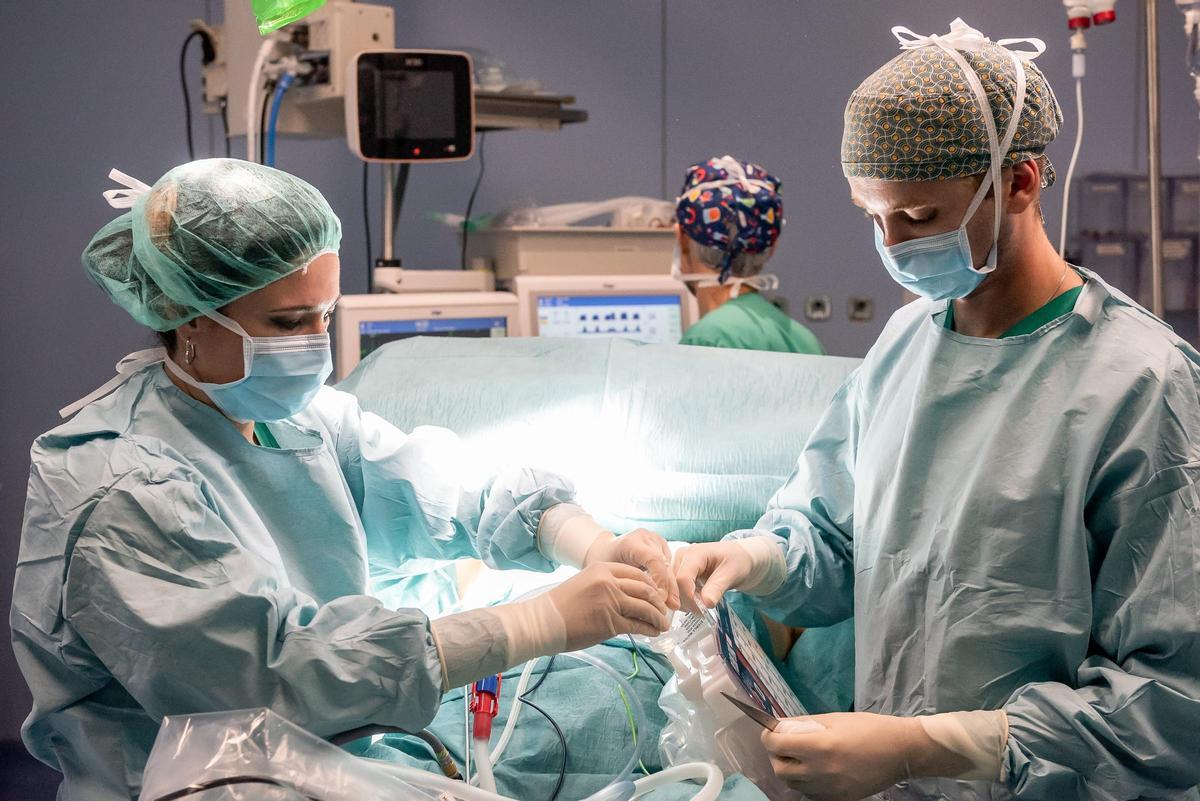 Dr. Elisabet Arango während eines chirurgischen Eingriffs.