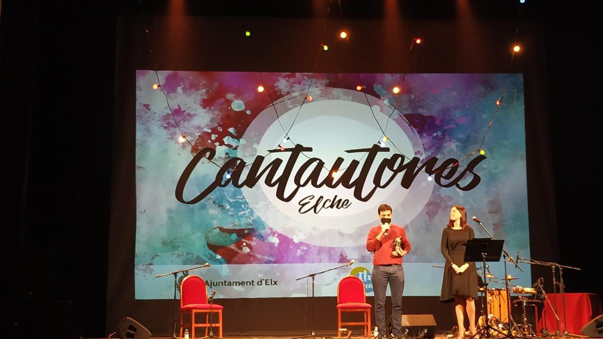 Fernando Macías recoge el primer premio del certamen de cantautores de Elche