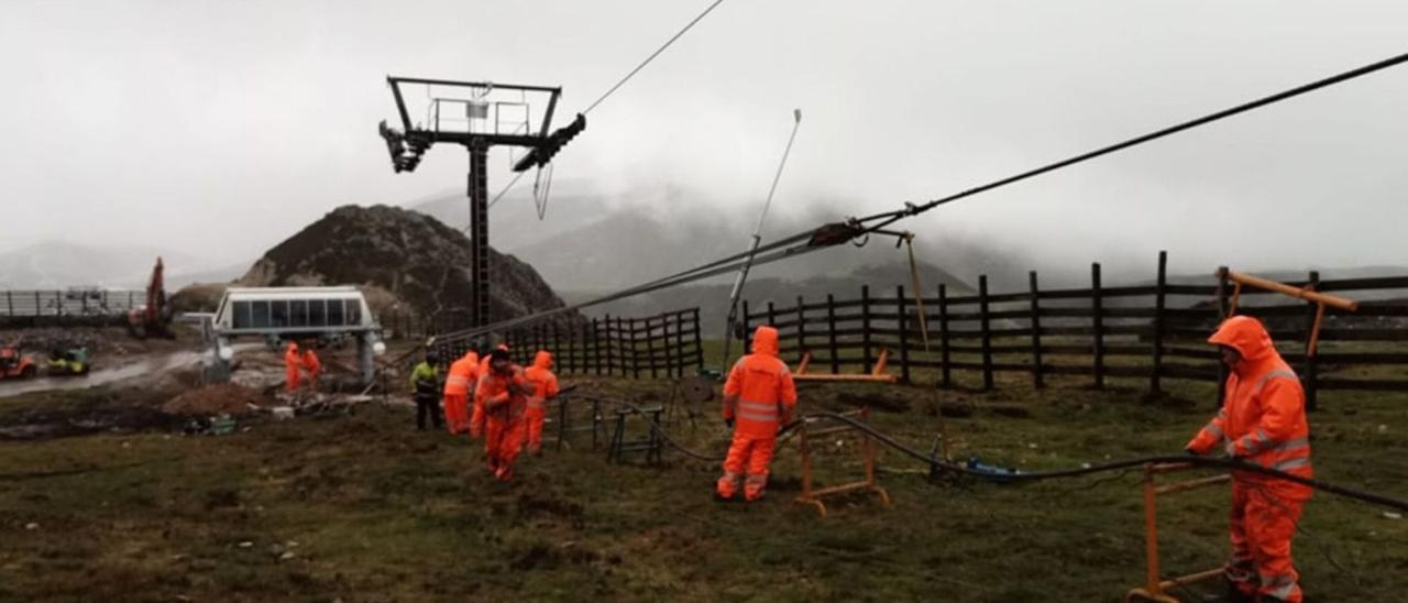 Operarios colocan el cable del telesilla Brañillín hace unos días en la estación invernal de Valgrande-Pajares. | V. P.