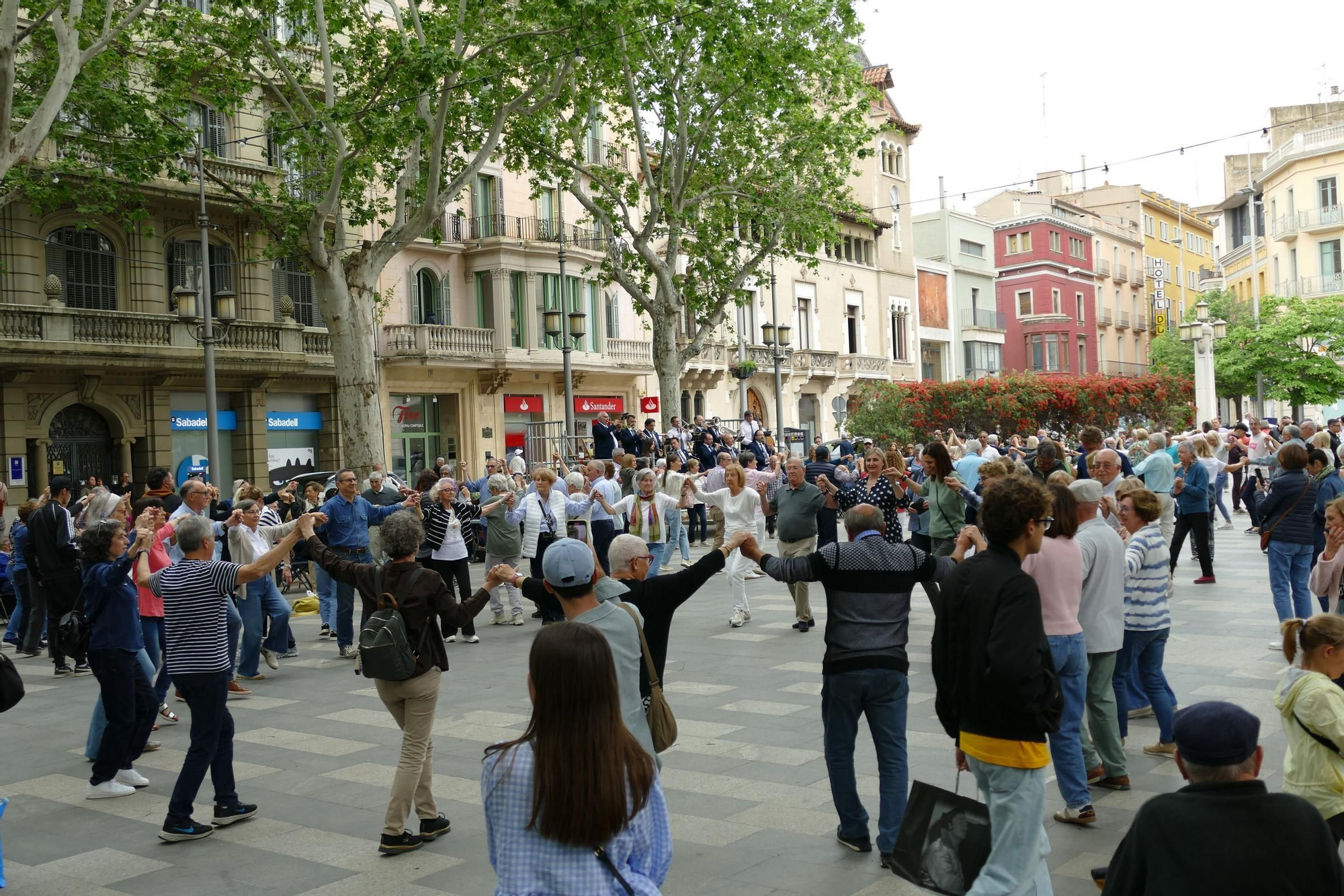 Les sardanes omplen la Rambla de Figueres amb la Cobla Selvatana