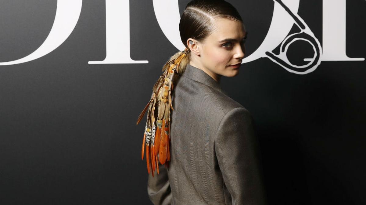 Cara Delenvingne con coleta llena de plumas