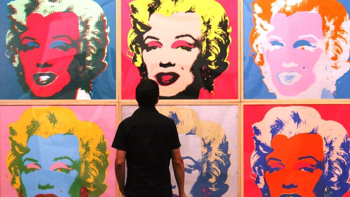 Unha persoa contempla unha das obras que Andy Warhol dedicou a Marilyn Monroe.