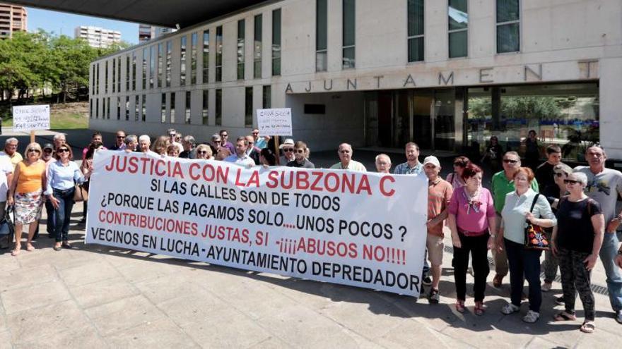 Vecinos de la Subzona C en una protesta contra las contribuciones especiales ante el Ayuntamiento.