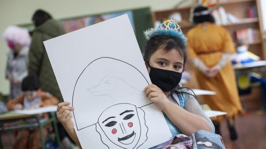 Una princesa aprende a dibujar una de las máscaras tradicionales de Ourense. |   // BRAIS LORENZO