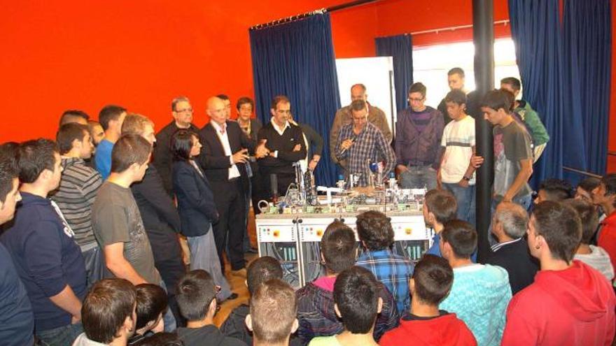 Javier Otamendi, de Festo Pneumatic, explica a los alumnos de Noreña el funcionamiento del autómata.