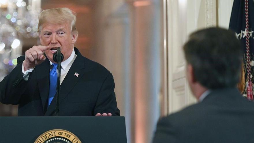 Trump amenaza con retirar más acreditaciones a periodistas