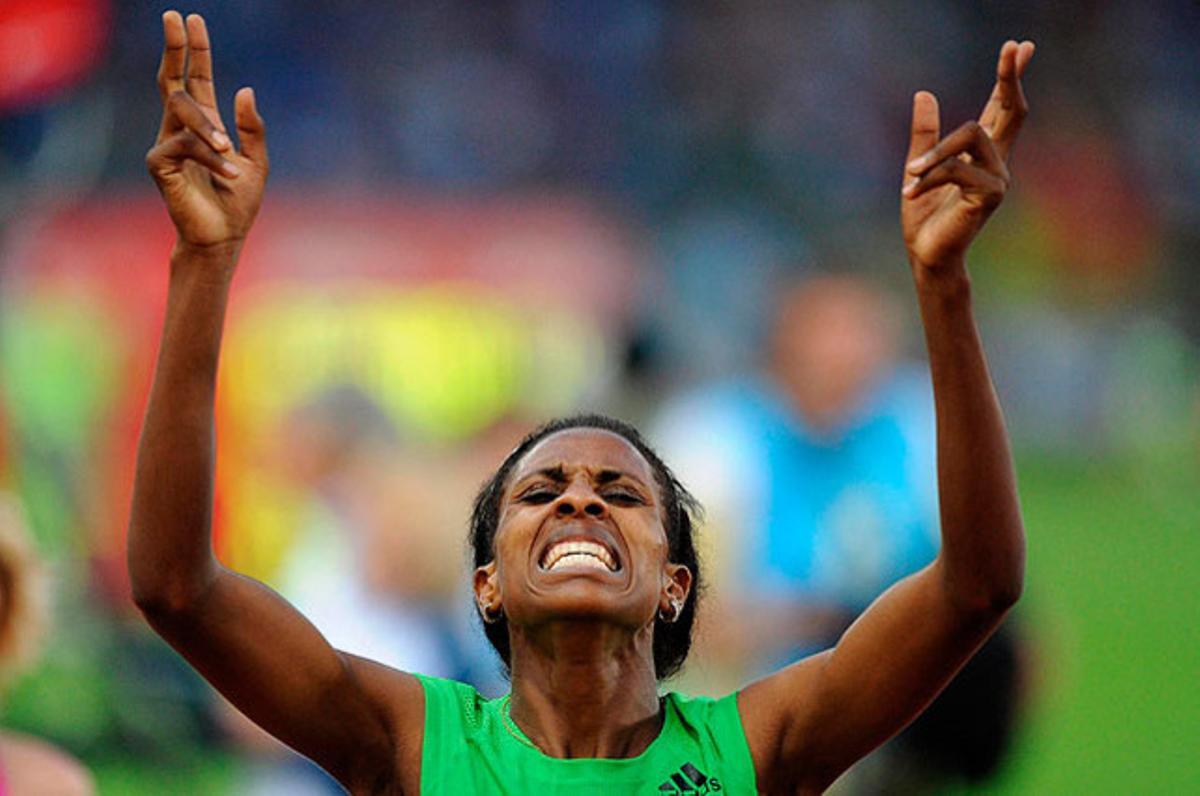 L’etíop Fantu Magiso celebra la victòria aconseguida en els 800 metres de la tercera etapa de la Lliga de Diamant, a l’estadi Olímpic de Roma.