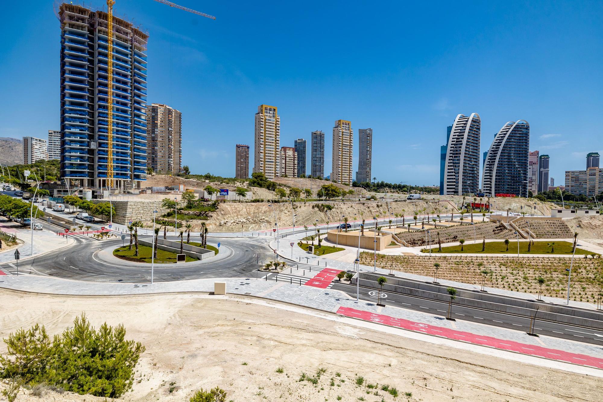 Los nuevos viales del sector 2/1 se abren este lunes al tráfico tras más de un año de obras de urbanización | La prolongación de tres avenidas permite conectar la zona norte de la avenida Vicente Pérez Devesa con la zona sur de Armada Española