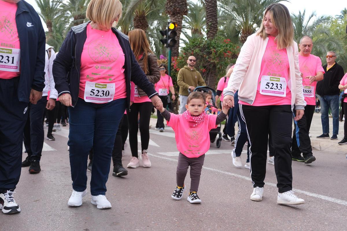 Las mejores imágenes de la carrera y marcha contra el cáncer de mama en ...