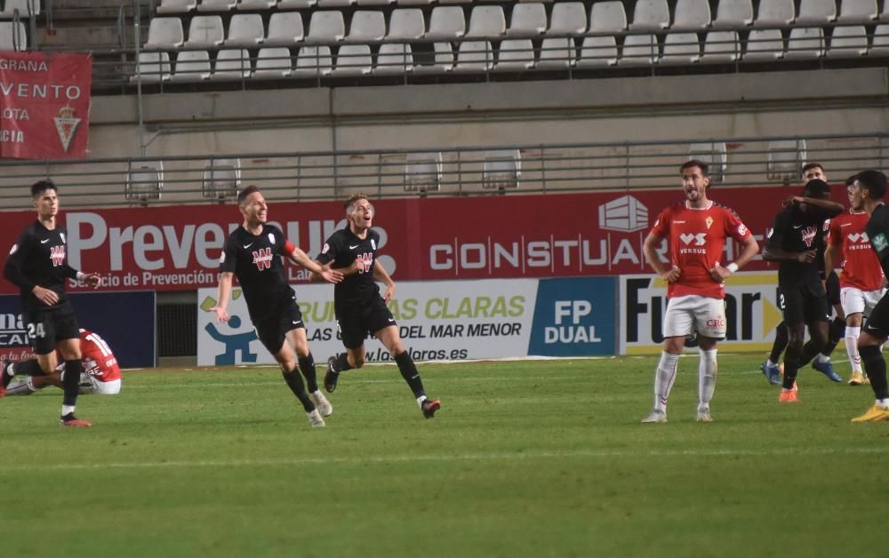 El Real Murcia se confía y pierde ante el Granada B (1-2)