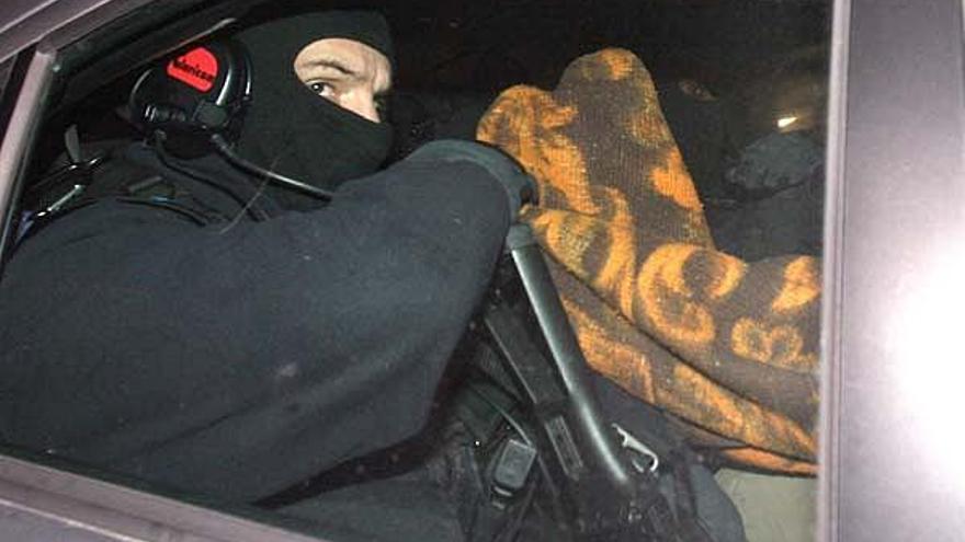 Txeroki, cubierto con una manta, viaja detenido hacia la comisaría de Bayona