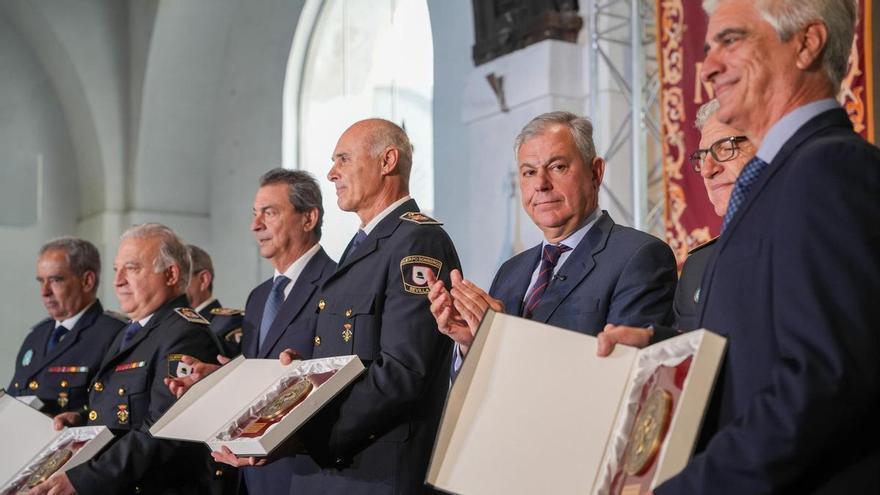 Sevilla celebra el Día del Bombero con medallas, homenajes y algunas promesas: "Las reformas de los parques están ya en marcha"