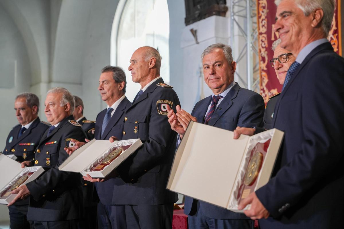 José Luis Sanz y los responsables municipales durante el acto por el Día del Bombero.