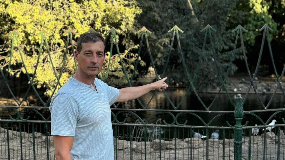 Juan Ramón Borge señala el estanque del parque de Castelar de donde han desaparecido un gran número de ejemplares en los últimos días.