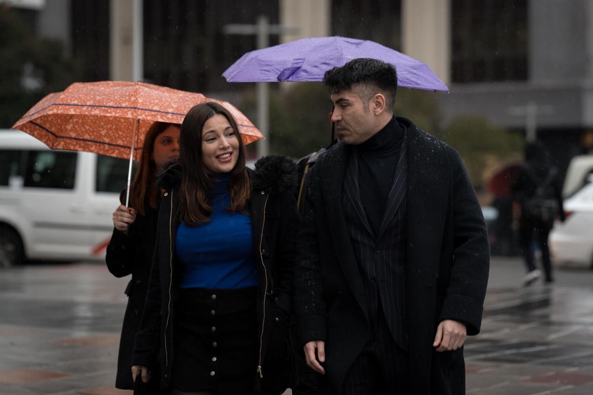 La actriz Elisa Mouliaá junto a su abogado Alfredo Arrién a su llegada a los Juzgados de Plaza de Castilla, a 10 de febrero de 2026, en Madrid (España). 10 FEBRERO 2026 Diego Radamés / Europa Press 10/02/2026. Elisa Mouliaá;Alfredo Arrién;Diego Radamés