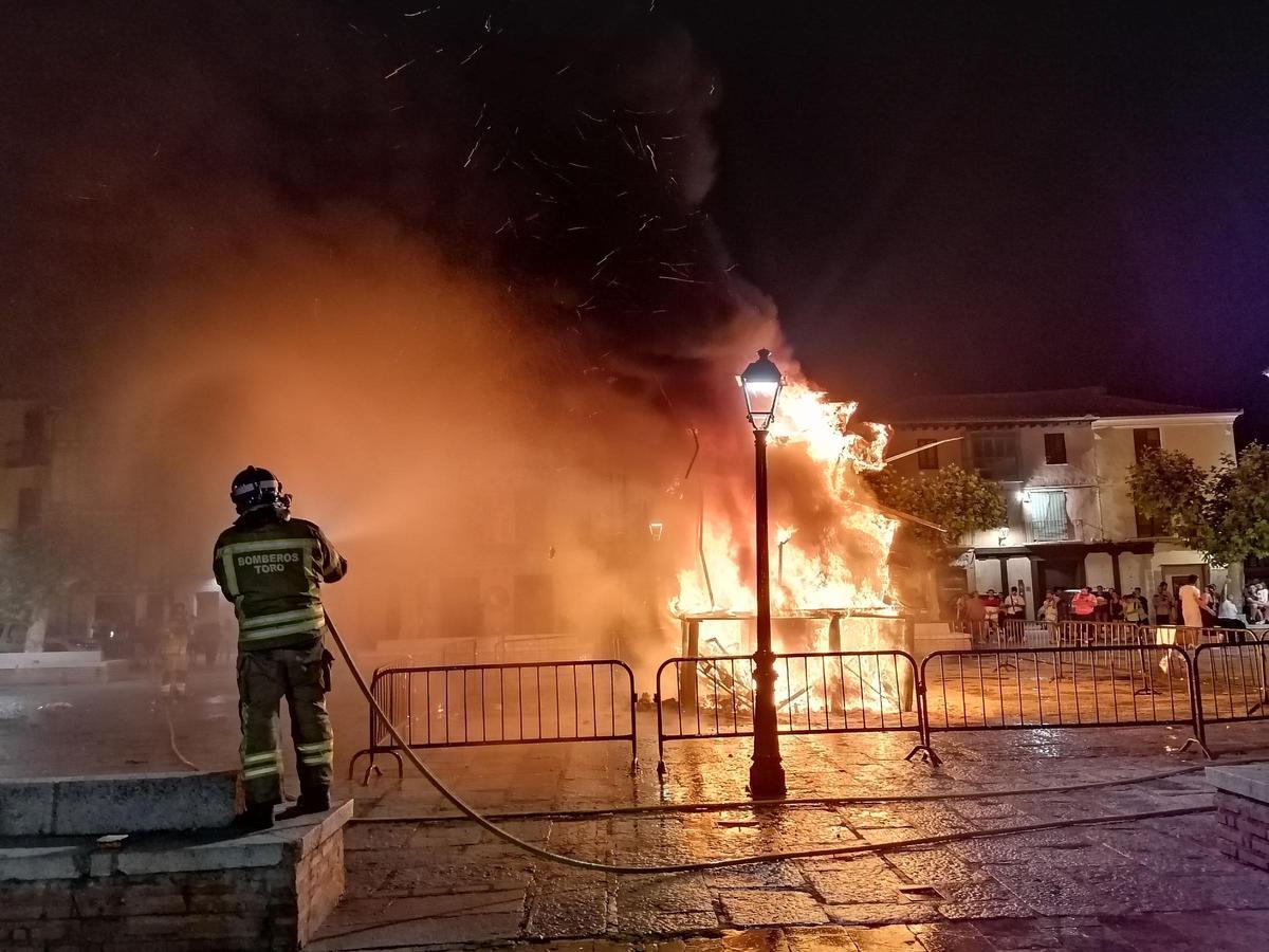 GALERÍA | Toro revive la noche de San Juan con música y fuego