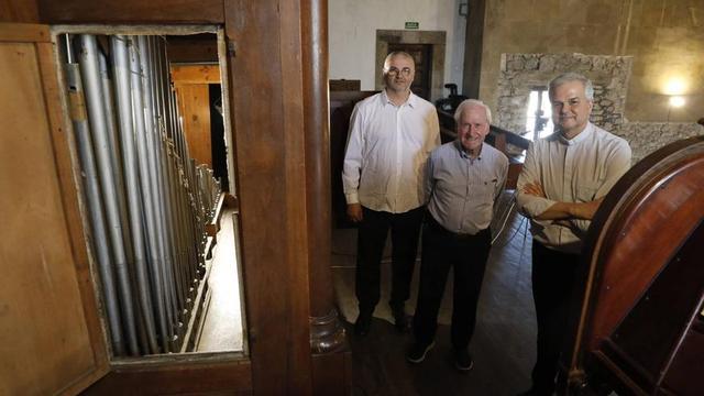Norbert Itrich, Marino Soria y el párroco, José Juan Hernández Deniz, ayer junto a los tubos del órgano. | MARA VILLAMUZA