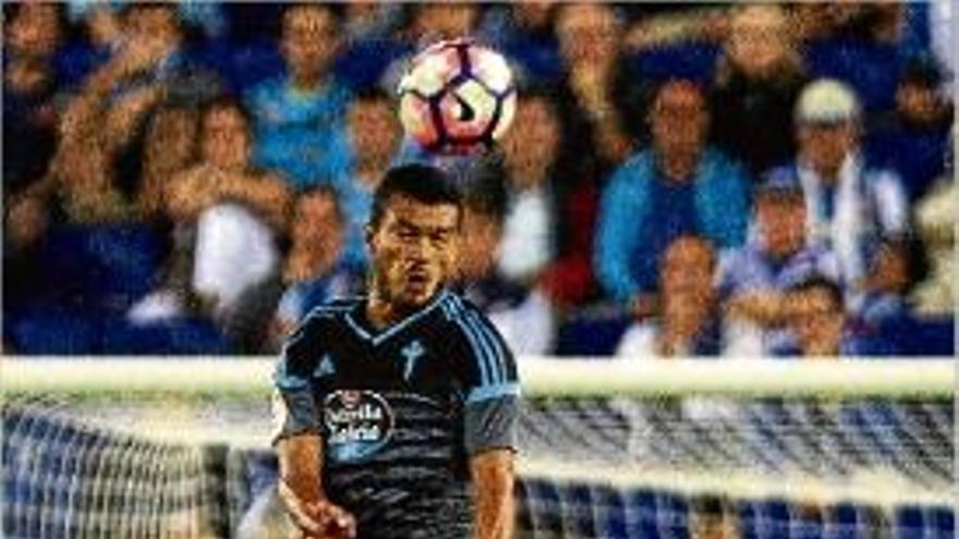 Cabral (Celta) salta pel cim de Leo Baptistao (Espanyol).