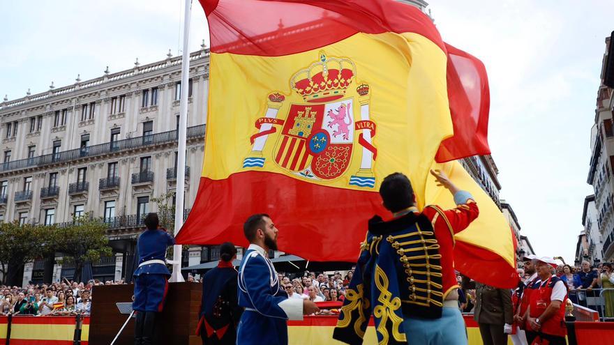 El emotivo acto de la retreta militar tiñe el centro de Zaragoza con los colores nacionales