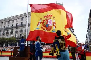 El emotivo acto de la retreta militar tiñe el centro de Zaragoza con los colores nacionales