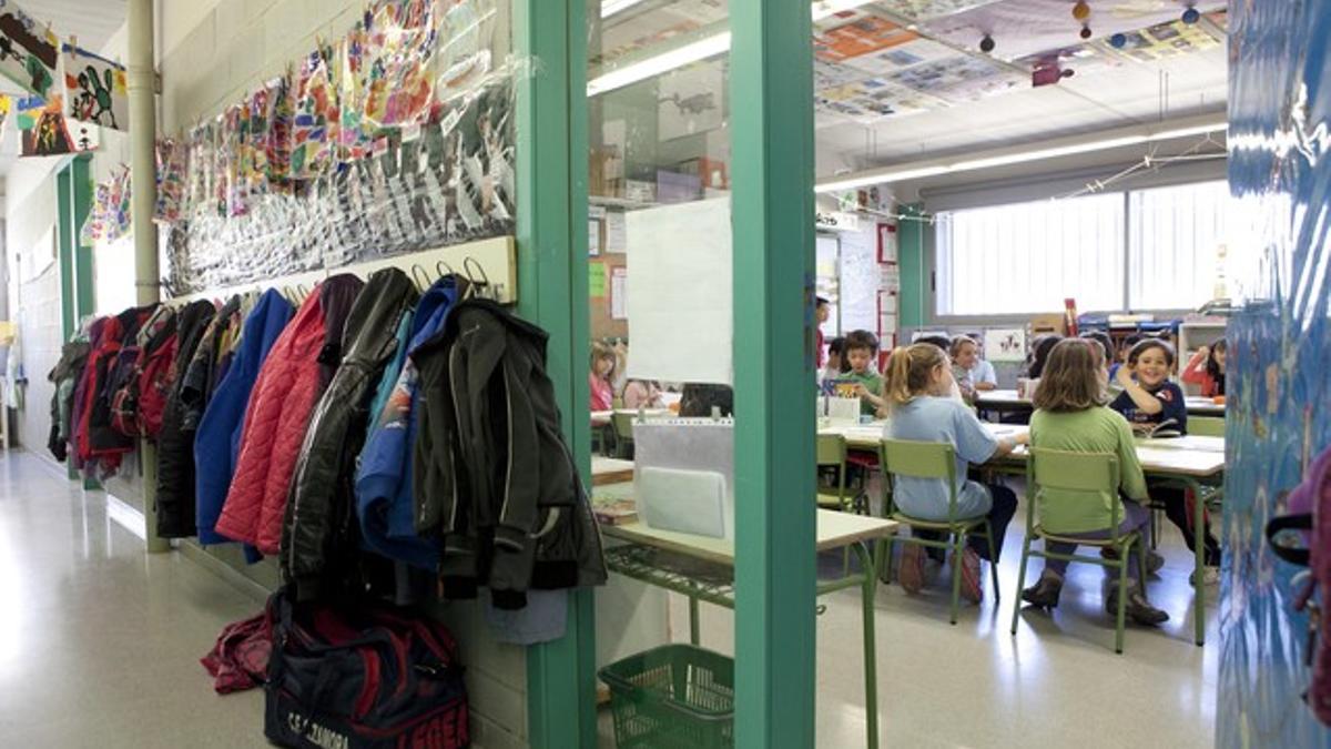 Un grupo de alumnos de primaria, en el aula de un colegio de Barcelona.