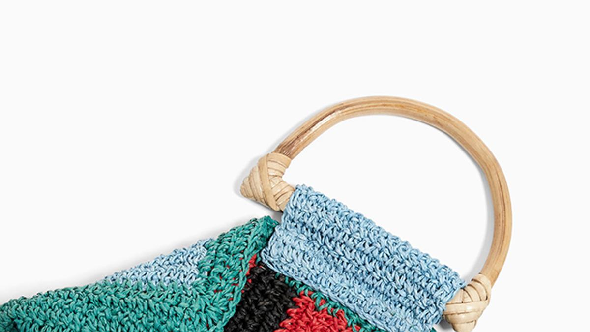 Bolso de rafia trenzada y asa de madera, de Zara Kids