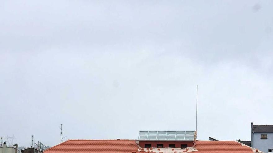 Obras en la cubierta del colegio Santiago Apóstol de Mieres.