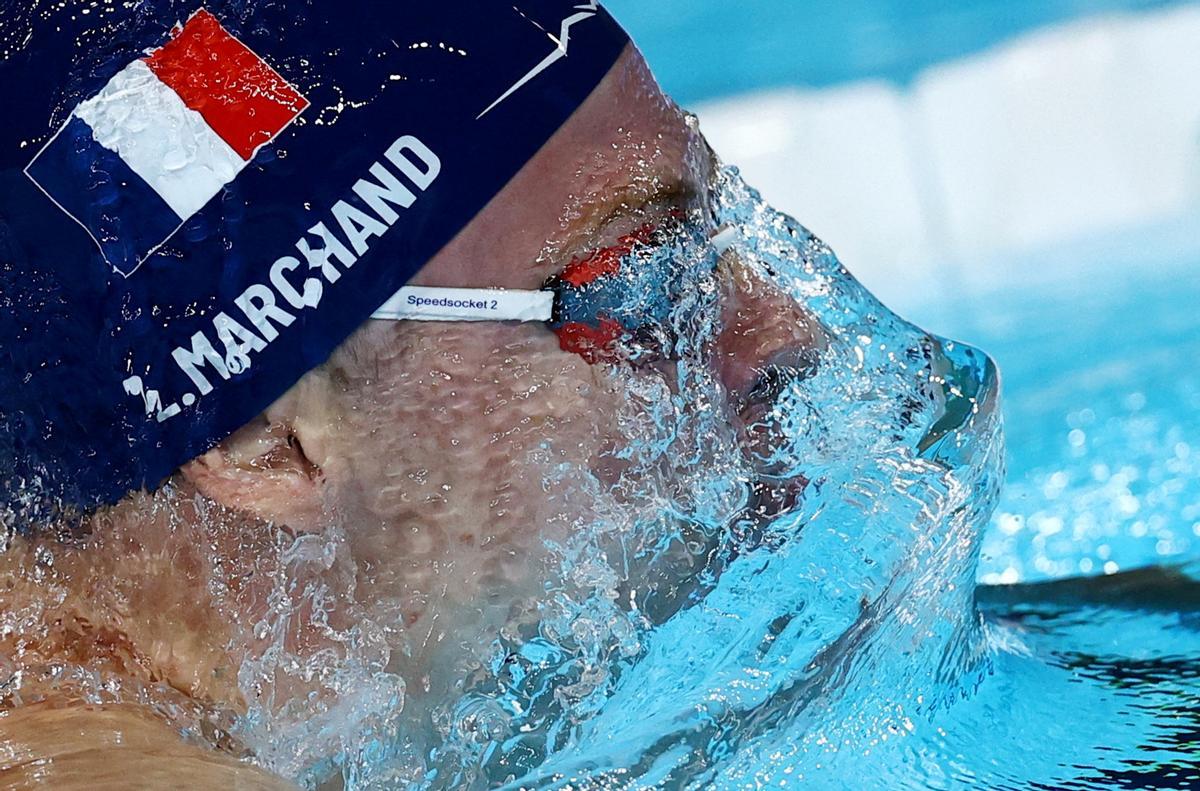 Leon Marchand durante su serie de 200 m braza en la piscina del Arena París La Defense
