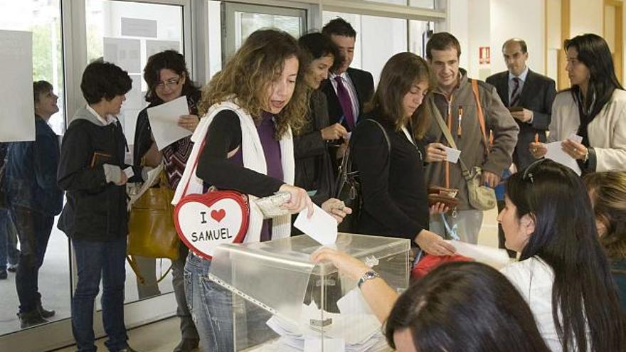 Padres y madres de colegio Costa Blanca de Alicante ejerciendo su derecho al voto, ayer, en las elecciones a consejos escolares
