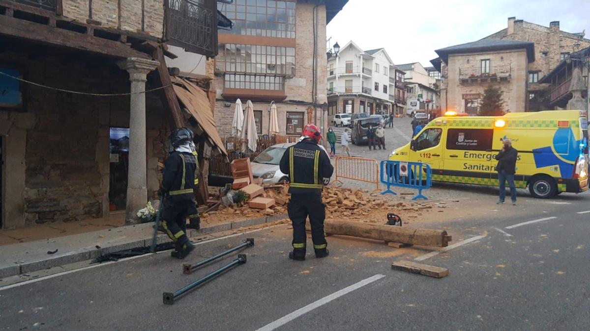 Las imágenes del accidente contra una casa en Puebla de Sanabria