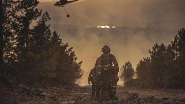 Diversos bombers treballen en les tasques d’extinció, a 14 d’agost del 2026, a Lousame, la Corunya, Galícia (Espanya)