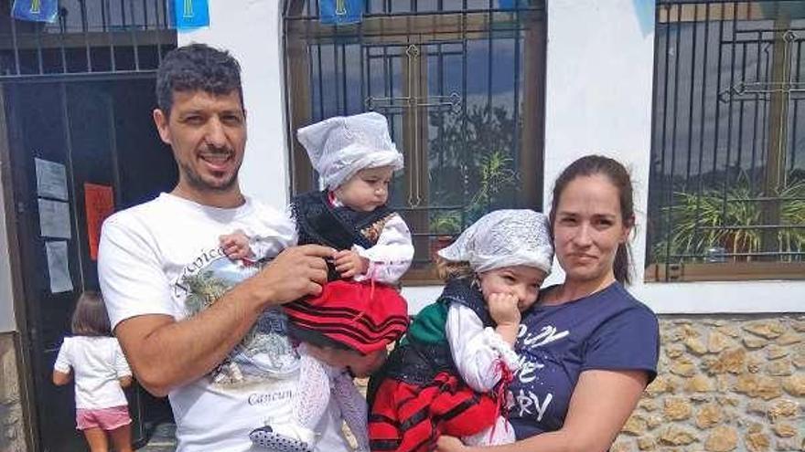 Miguel Vega y Lorena Ordiales, con sus hijas Iris e Izel.