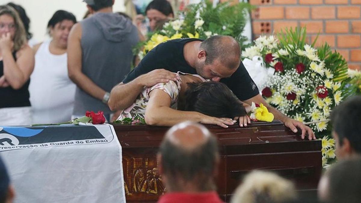 La familia de Ricardo Dos Santos durante su funeral este miércoles en Paçoca, Brasil.