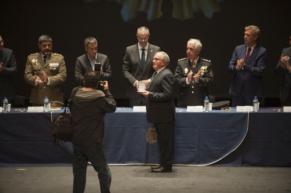 En un acto celebrado en el teatro Colón, se han impuesto las Medallas al Mérito Policial a los integrantes de la Policía Nacional que a lo largo del año han destacado por su entrega al servicio.