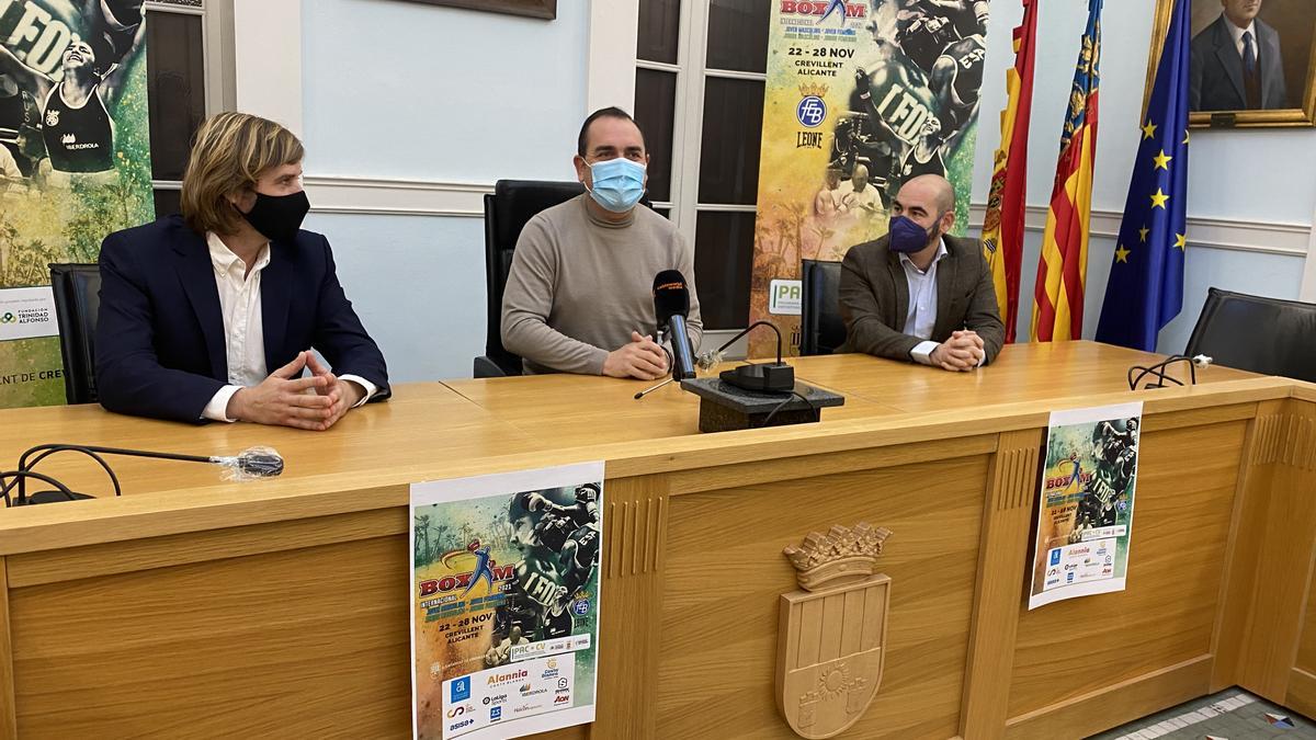 El concejal de Deportes, Marcelino Giménez, el presidente de la Federación Española de Boxeo, Felipe Martínez, y el consejero delegado del Grupo Marjal, Sergio Gómez hoy durante la rueda de prensa