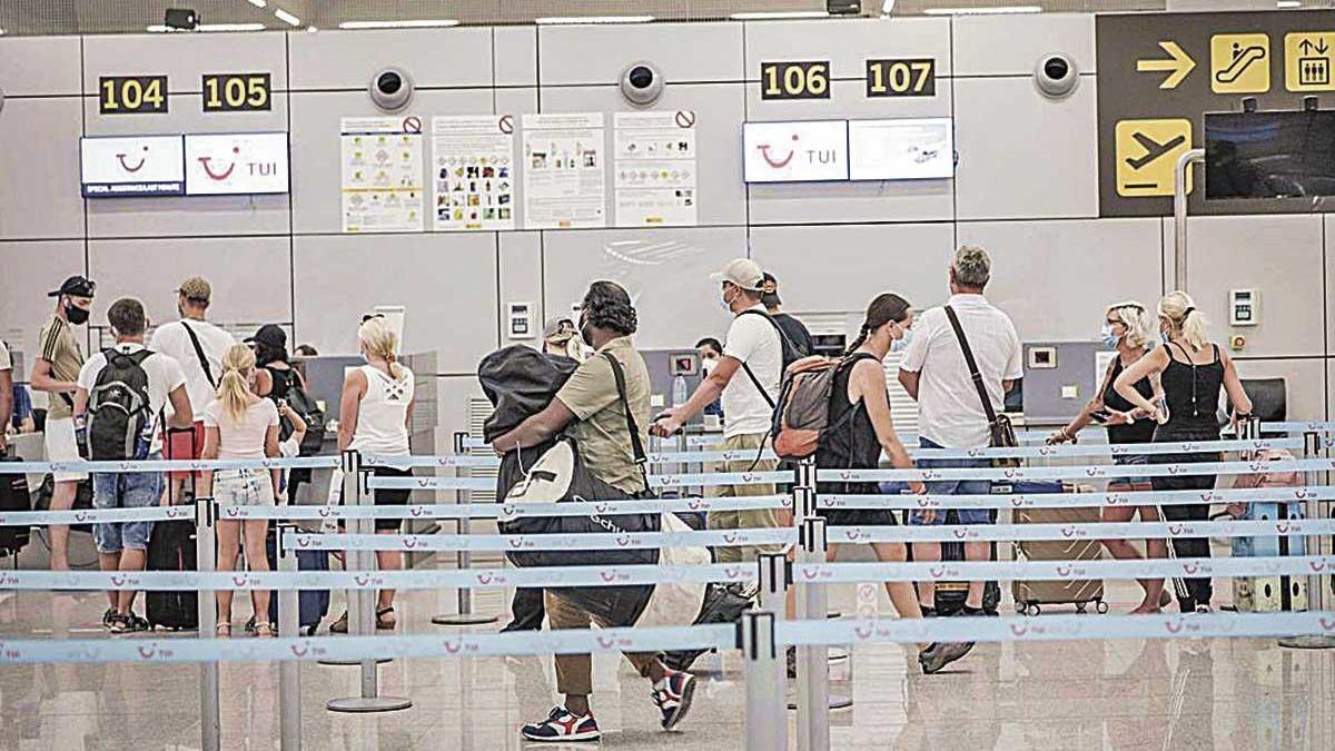 Viajeros esperando su turno para el &#039;check-in&#039;.