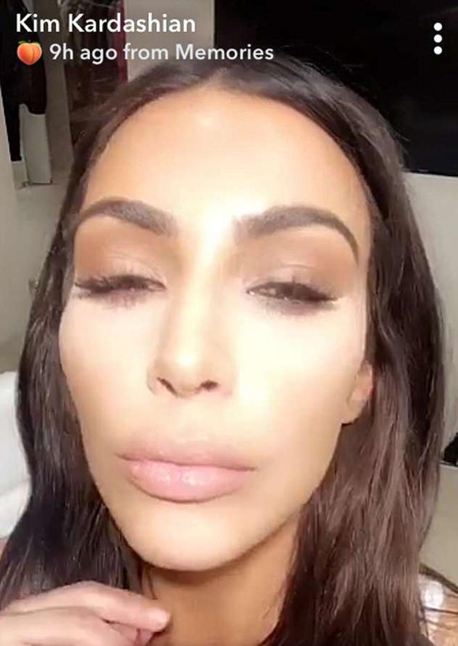 Kim Kardashian después de aplicarse maquillaje e iluminador